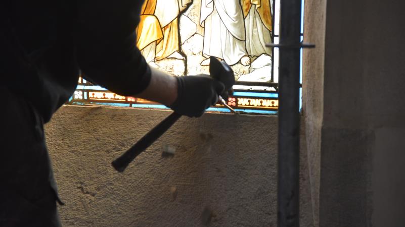 Retrait du ciment qui fait la jointure entre le vitrail et l’encadrement