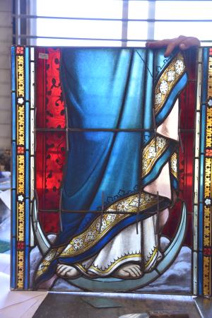Un panneau du vitrail représentant Marie-Immaculée