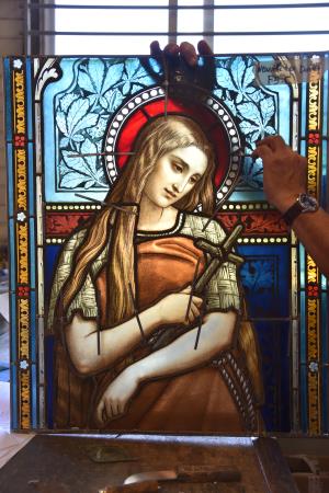 Un panneau du vitrail représentant sainte Marie-Madeleine
